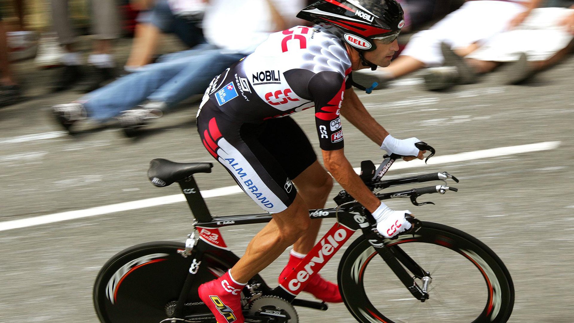 kaiyun登录入口-9岁滑板选手马泽尔在亚运村收集纪念徽章，称赞冰激凌美味。